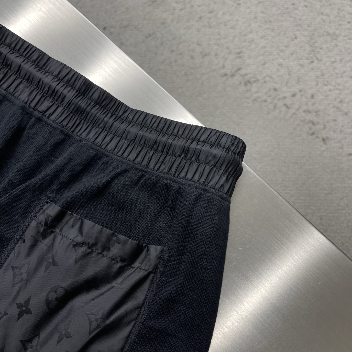 -驴牌 26ss新款短裤取材素雅棉质针织，以莹泽 Monogram 锦纶嵌饰点亮口袋贴袋形饰片。可搭配同