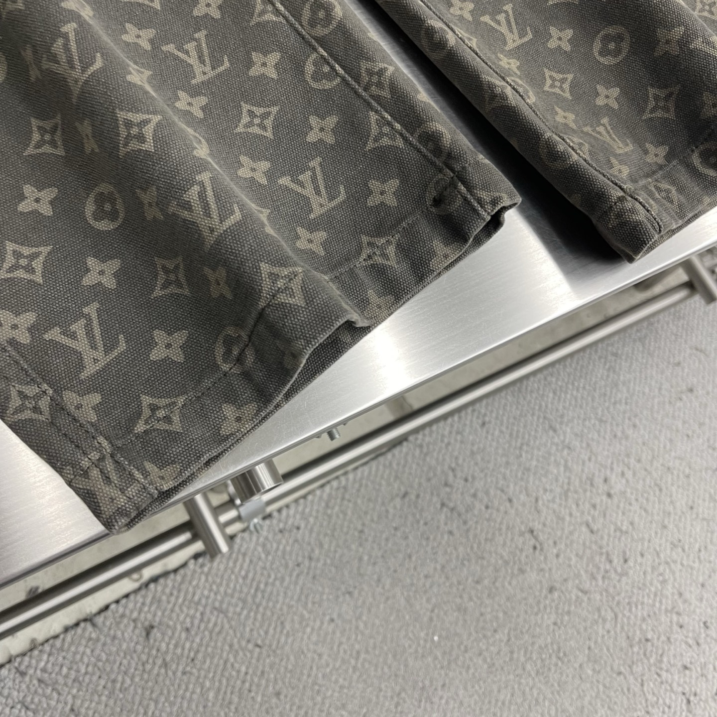 -驴牌 26ss新款牛仔裤采用蜡面处理以应对多变天气。休闲版型点缀膝部缝褶，确保穿着舒适、行走自如。裤身