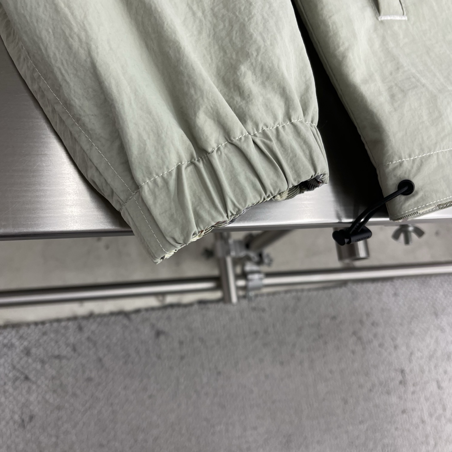 -BBR 26ss新款轻盈外套，选用斜纹面料打造。搭配抽绳连帽，呈现宽松版型。双面两穿款式，一面装饰 B