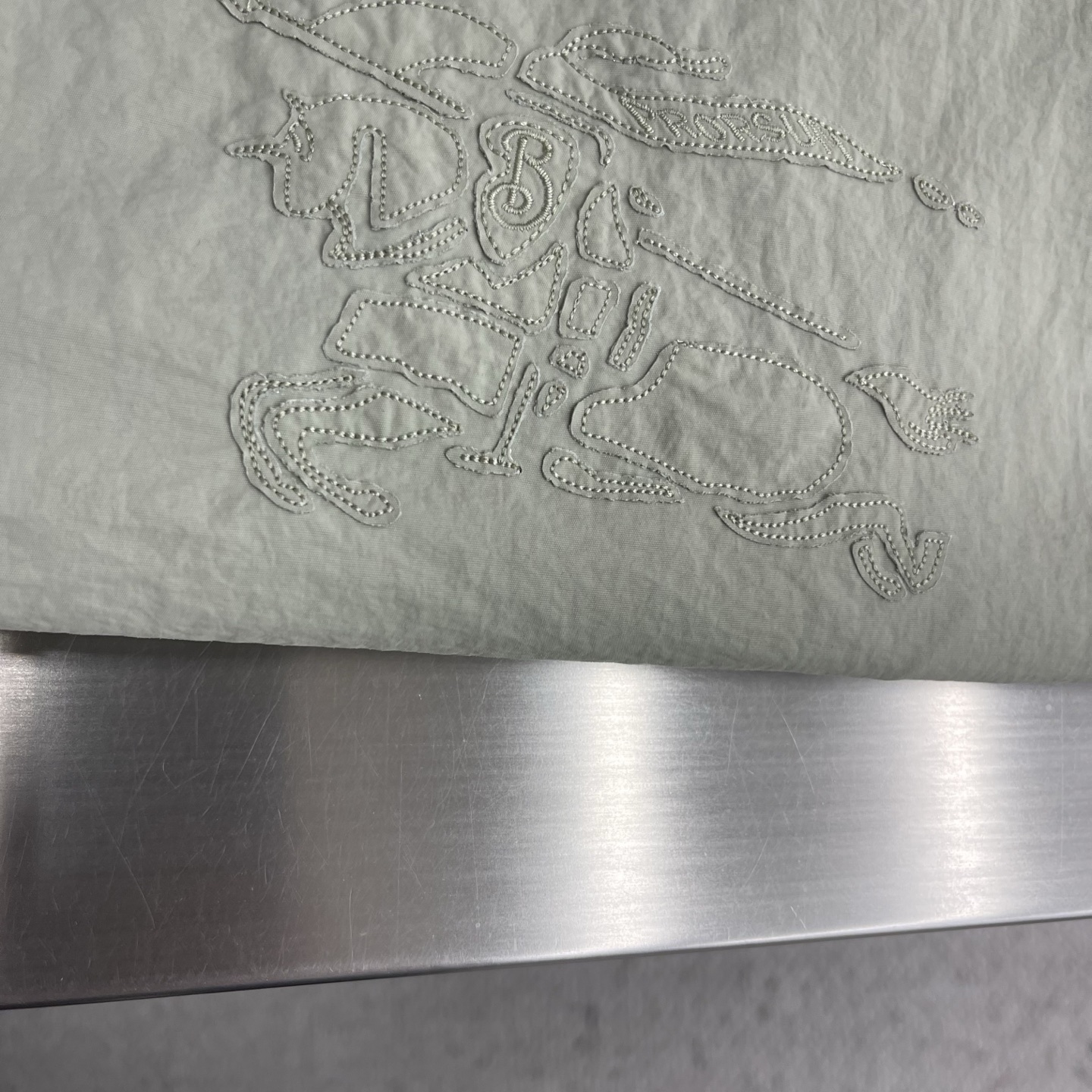 -BBR 26ss新款轻盈外套，选用斜纹面料打造。搭配抽绳连帽，呈现宽松版型。双面两穿款式，一面装饰 B