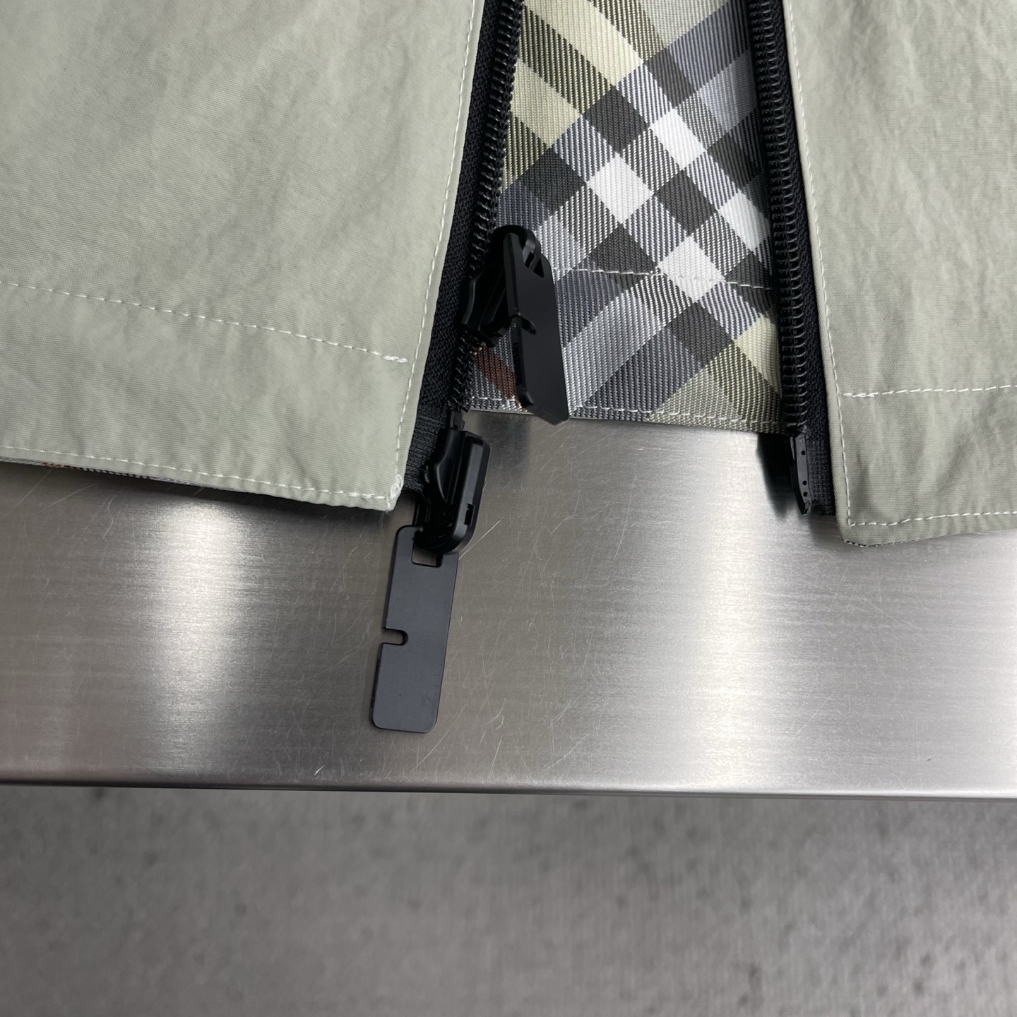 -BBR 26ss新款轻盈外套，选用斜纹面料打造。搭配抽绳连帽，呈现宽松版型。双面两穿款式，一面装饰 B