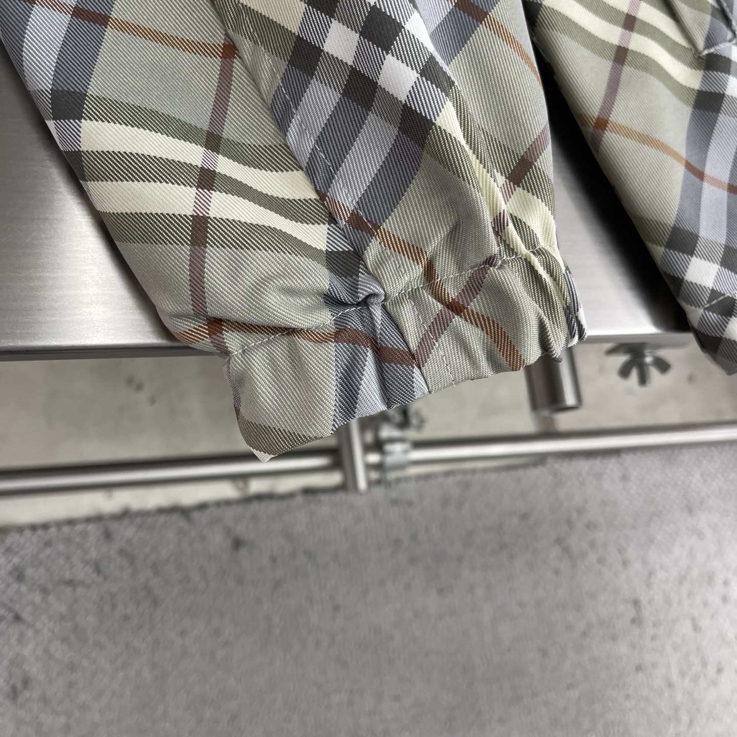 -BBR 26ss新款轻盈外套，选用斜纹面料打造。搭配抽绳连帽，呈现宽松版型。双面两穿款式，一面装饰 B