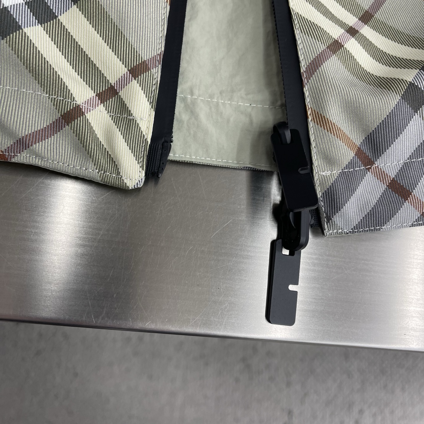 -BBR 26ss新款轻盈外套，选用斜纹面料打造。搭配抽绳连帽，呈现宽松版型。双面两穿款式，一面装饰 B