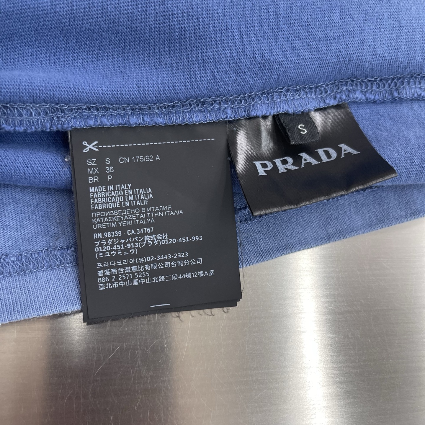 -PRAD 26ss新款三角贴饰圆领长袖T恤采用100%精梳棉为原料，选用15支粗支纱线织造，克重高达2