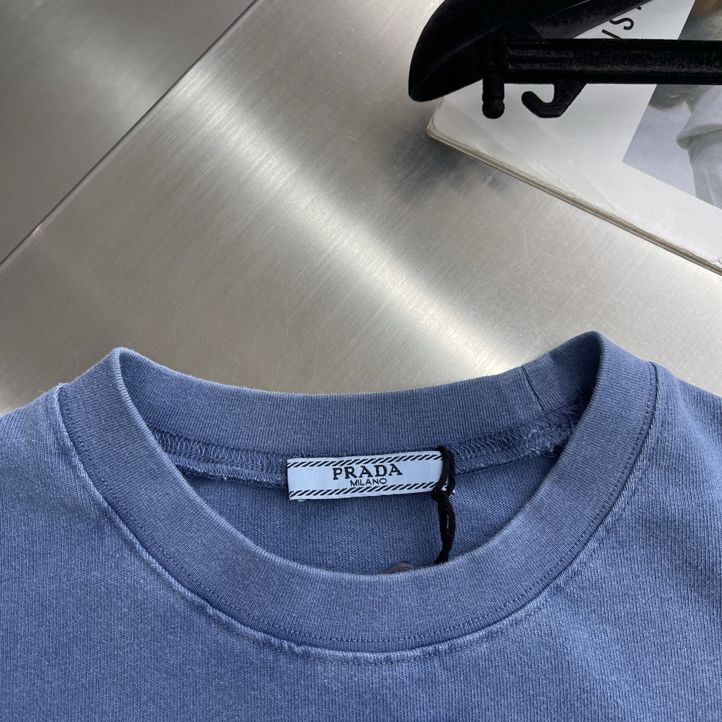 -PRAD 26ss新款三角贴饰圆领长袖T恤采用100%精梳棉为原料，选用15支粗支纱线织造，克重高达2
