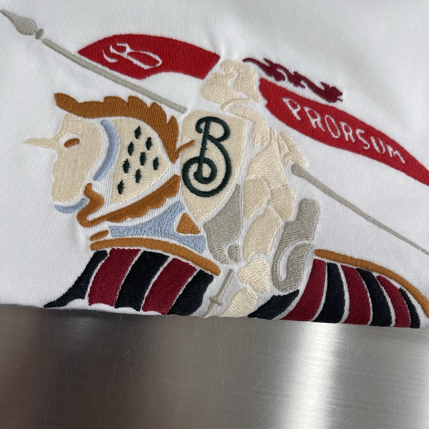 -BBR 26ss春夏新款战马刺绣T 恤衫，选用平织棉面料打造，呈现休闲版型。融入 Bur 马术骑士徽标