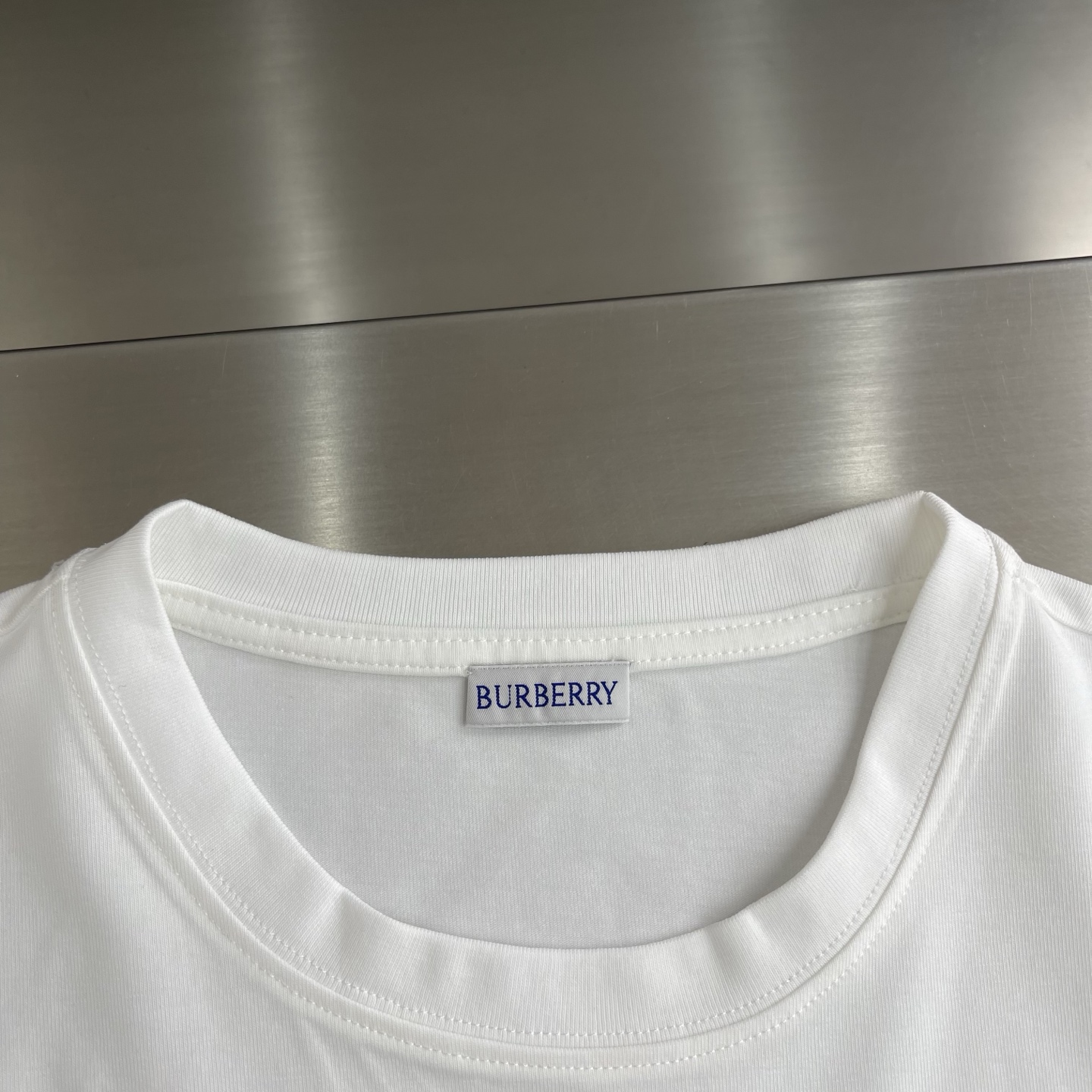 -BBR 26ss春夏新款战马刺绣T 恤衫，选用平织棉面料打造，呈现休闲版型。融入 Bur 马术骑士徽标