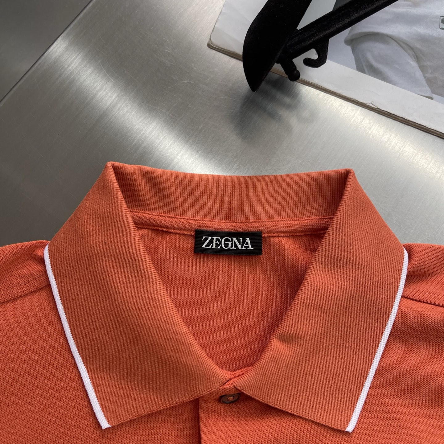 -Z zegn 纯色简约字母Polo衫，夏日男士穿搭灵感浅蓝Polo衫，简约利落，商务休闲两相宜；亮橙色
