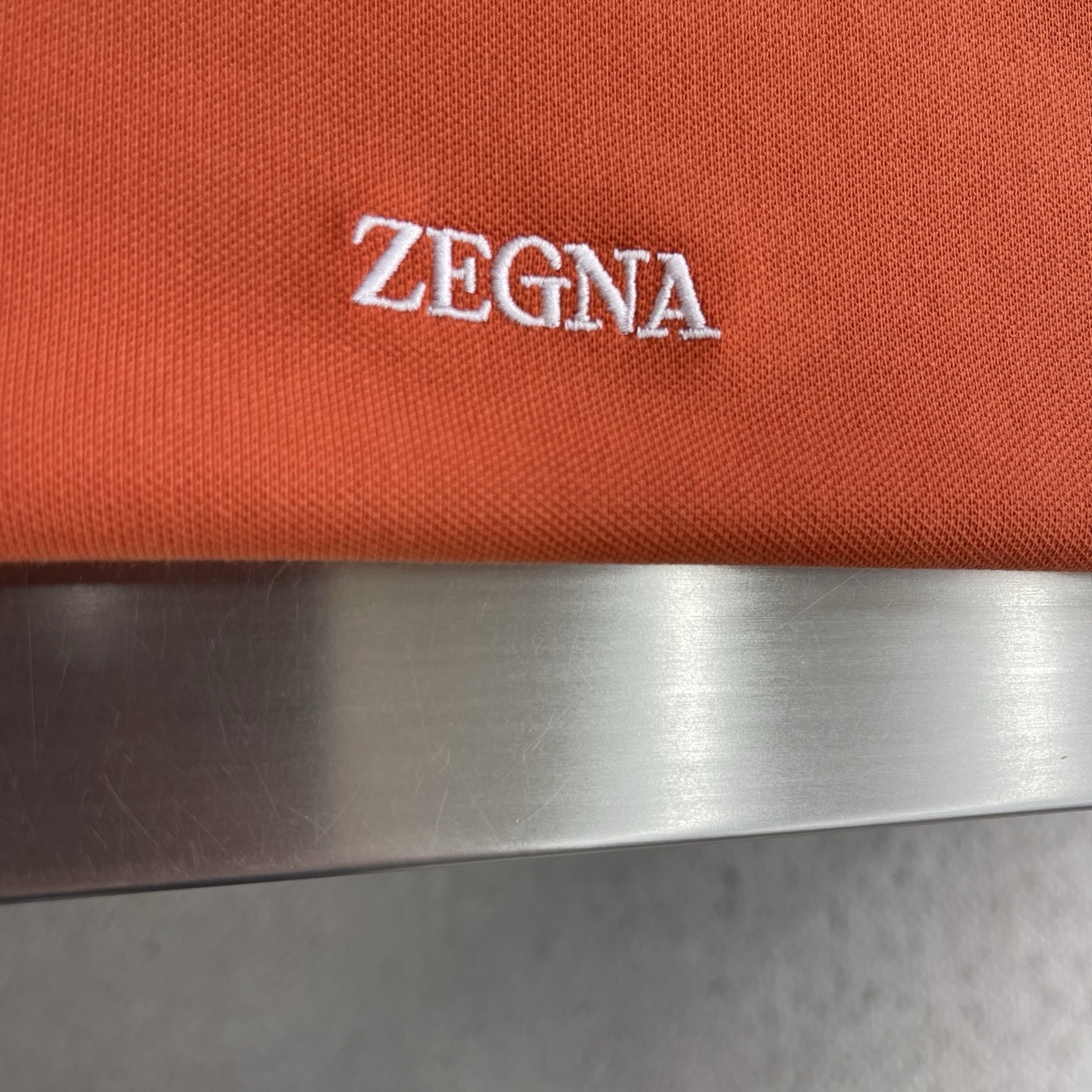-Z zegn 纯色简约字母Polo衫，夏日男士穿搭灵感浅蓝Polo衫，简约利落，商务休闲两相宜；亮橙色