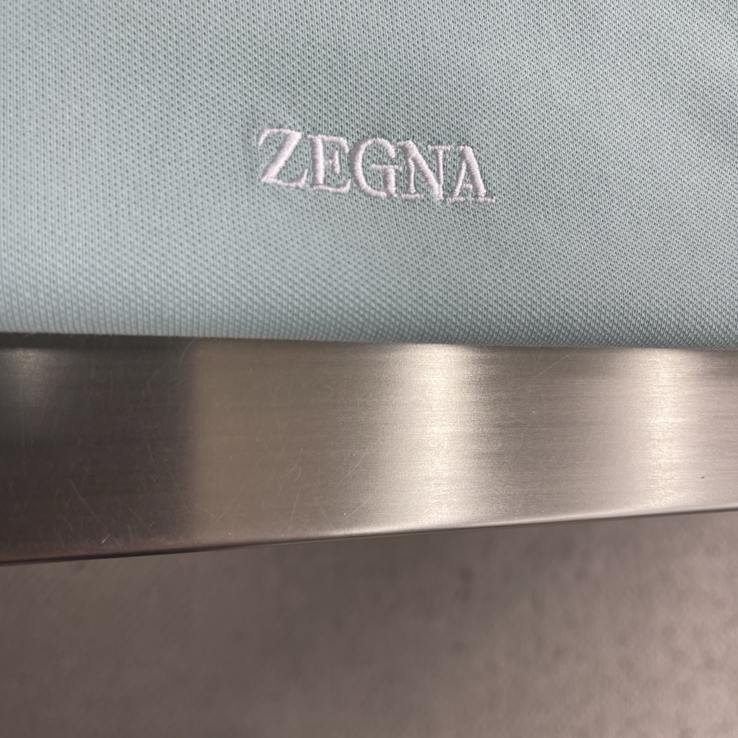 -Z zegn 纯色简约字母Polo衫，夏日男士穿搭灵感浅蓝Polo衫，简约利落，商务休闲两相宜；亮橙色