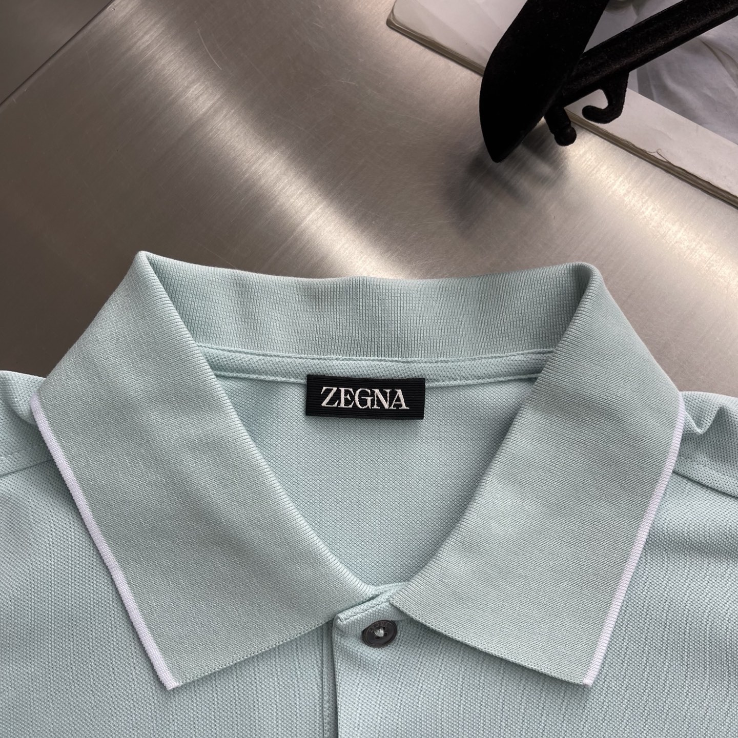 -Z zegn 纯色简约字母Polo衫，夏日男士穿搭灵感浅蓝Polo衫，简约利落，商务休闲两相宜；亮橙色
