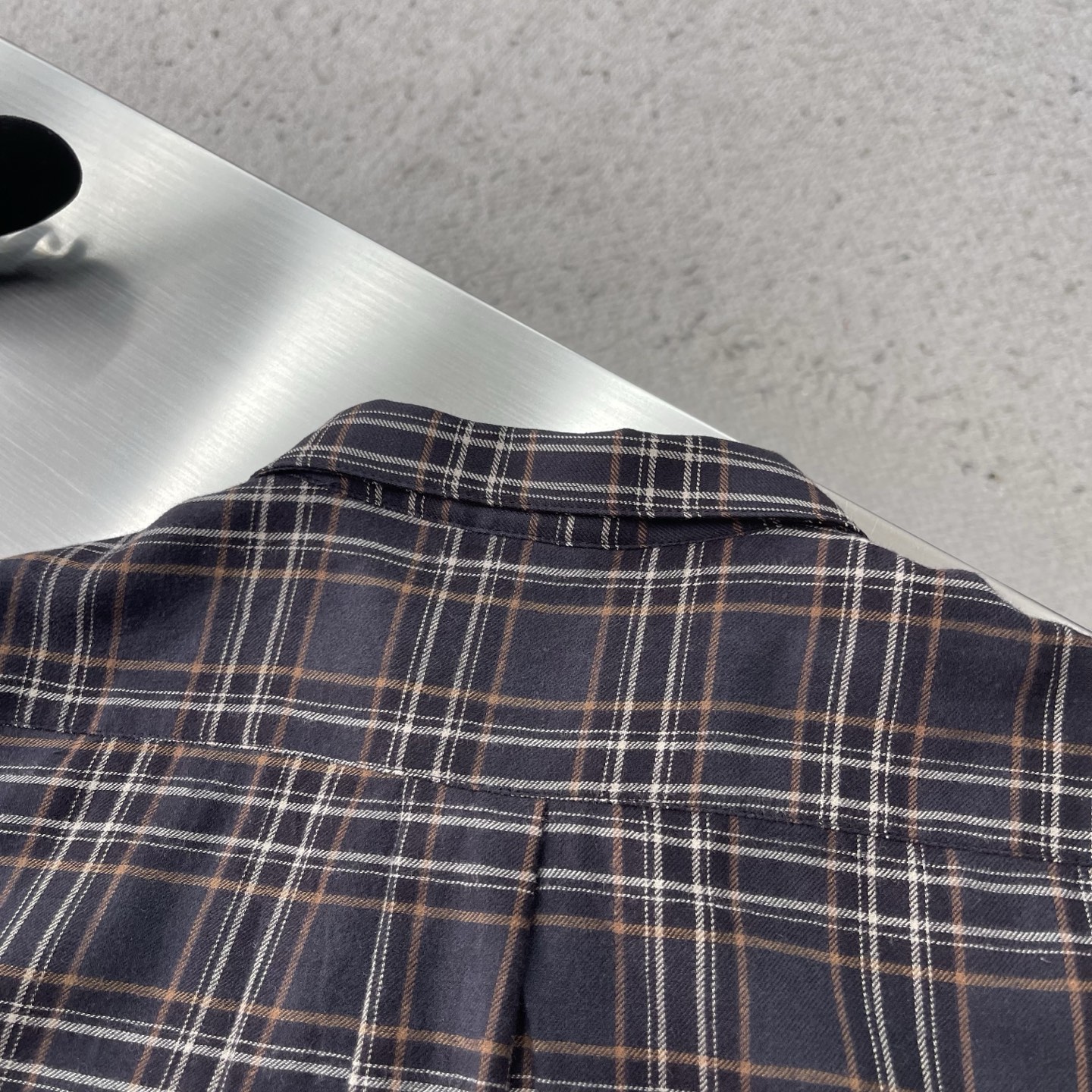 -CH 克罗心 格纹棉宝剑拉链短袖衬衫本品采用320g高支双纱精梳格纹棉，经预缩、酵素石洗与做旧定型处理