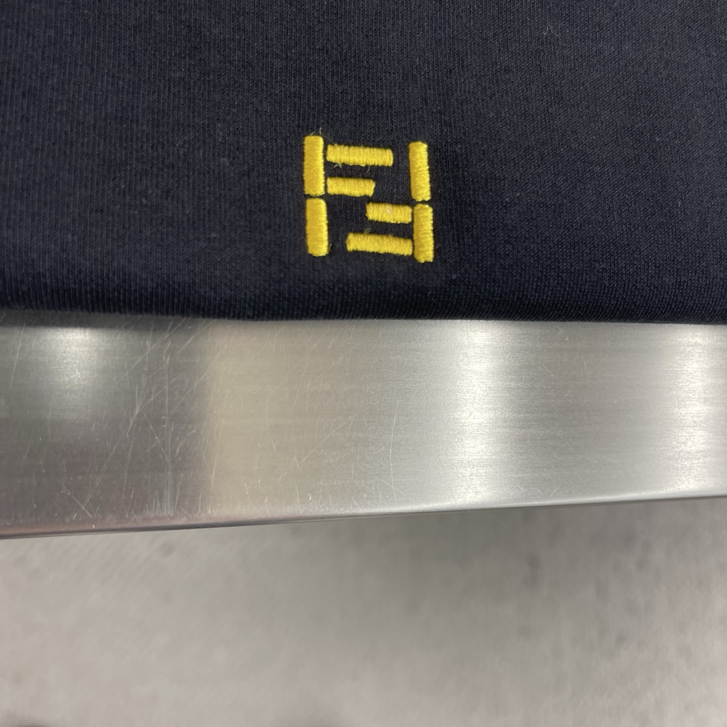 -FEND 双F刺绣标识短袖采用260克丝光双面。刺绣采用3D立体刺绣工艺，独特断层设计风格，呈现出品牌