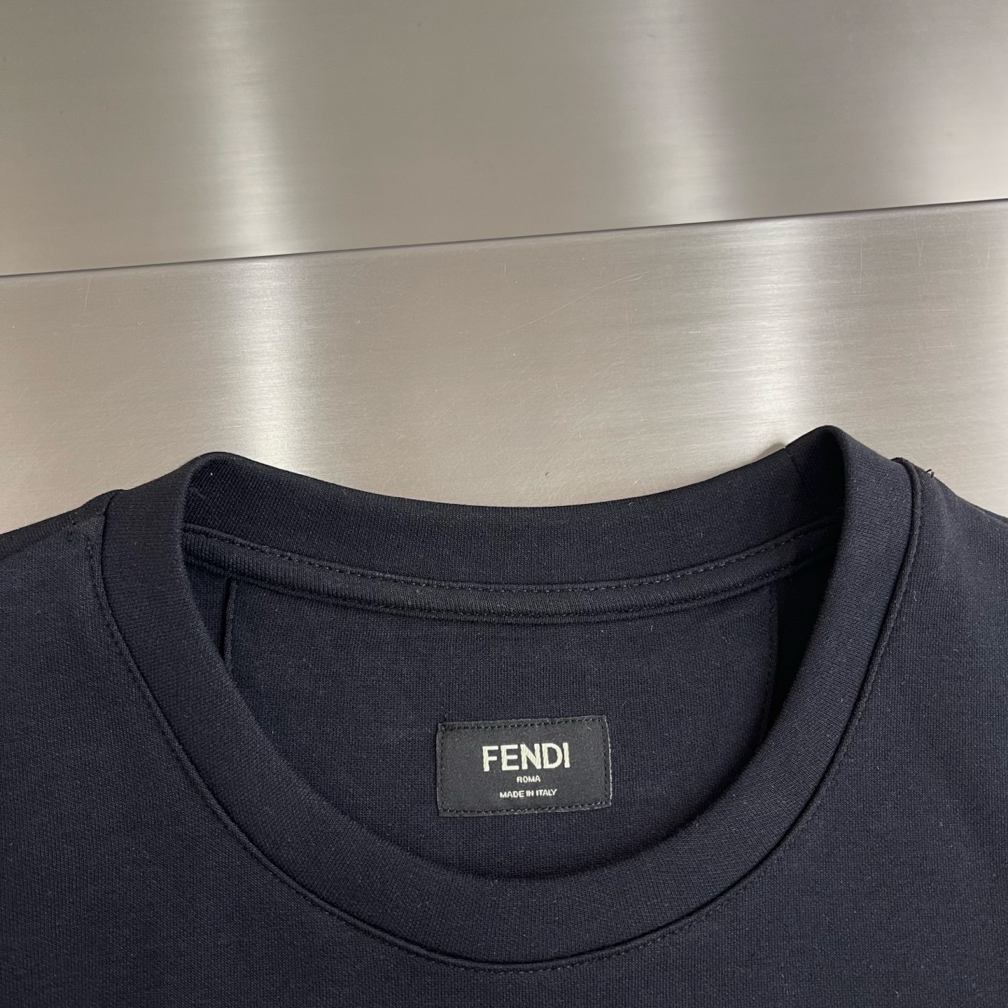 -FEND 双F刺绣标识短袖采用260克丝光双面。刺绣采用3D立体刺绣工艺，独特断层设计风格，呈现出品牌