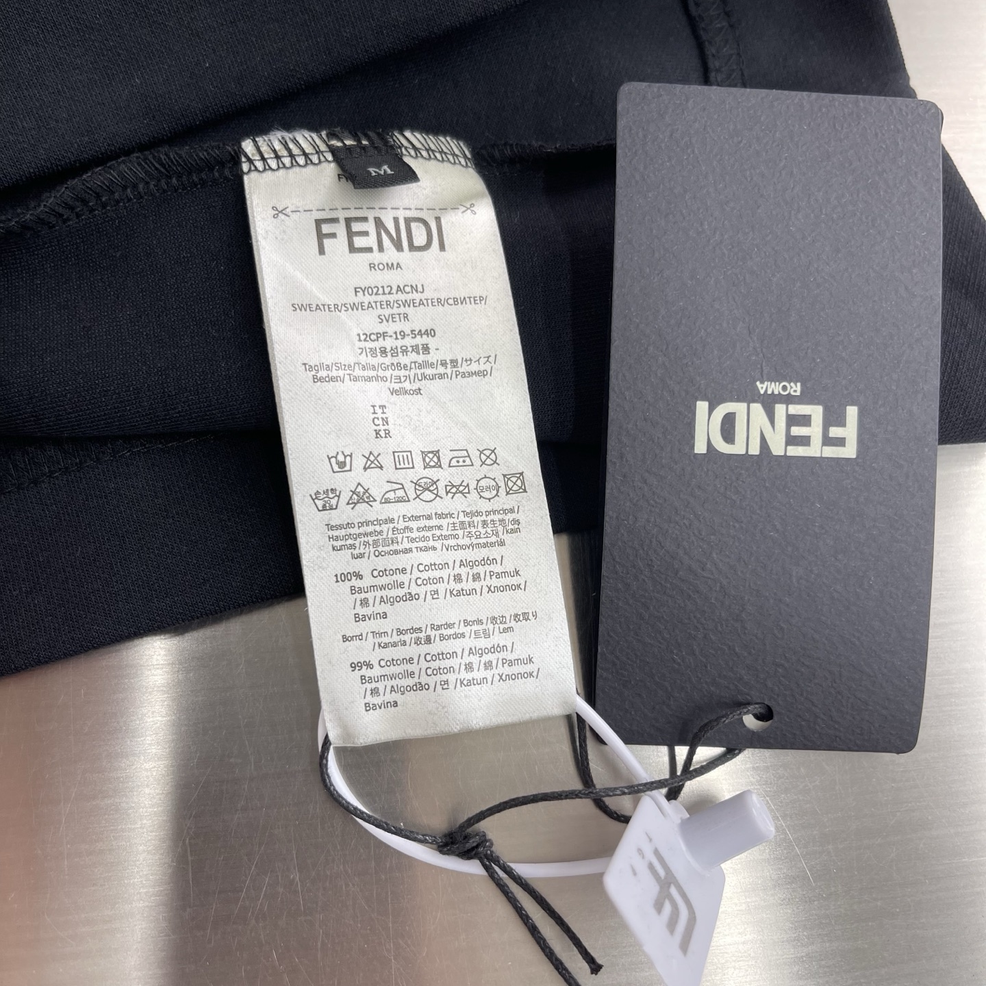 -FEND 双F刺绣标识短袖采用260克丝光双面。刺绣采用3D立体刺绣工艺，独特断层设计风格，呈现出品牌
