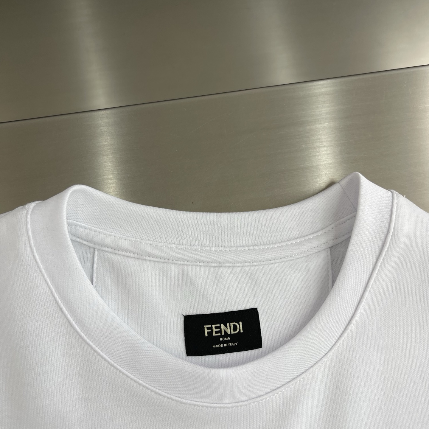 -FEND 双F刺绣标识短袖采用260克丝光双面。刺绣采用3D立体刺绣工艺，独特断层设计风格，呈现出品牌
