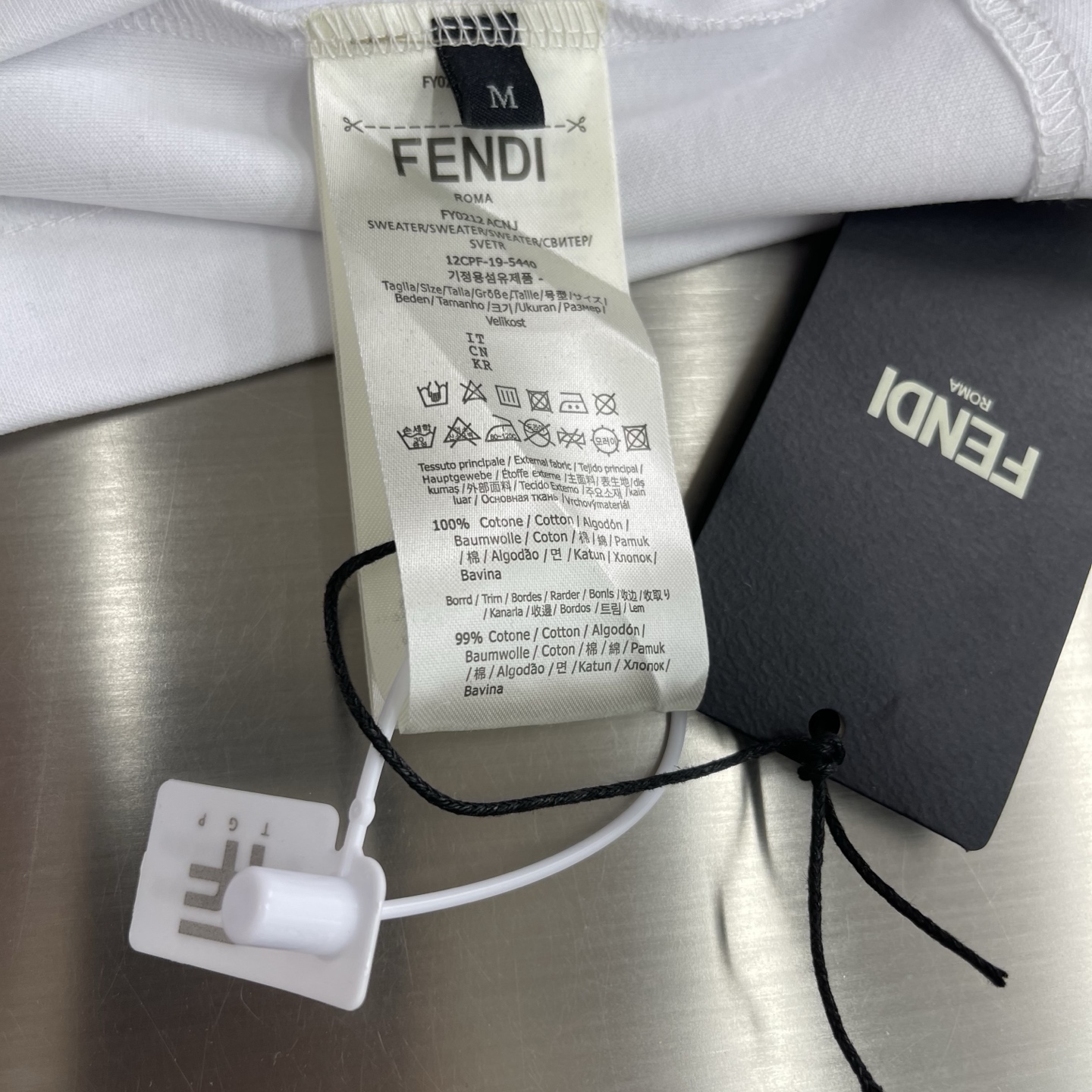 -FEND 双F刺绣标识短袖采用260克丝光双面。刺绣采用3D立体刺绣工艺，独特断层设计风格，呈现出品牌