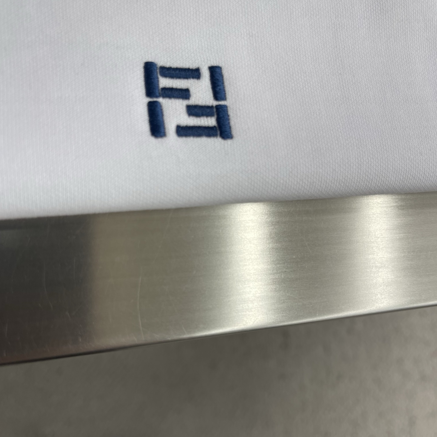 -FEND 双F刺绣标识短袖采用260克丝光双面。刺绣采用3D立体刺绣工艺，独特断层设计风格，呈现出品牌