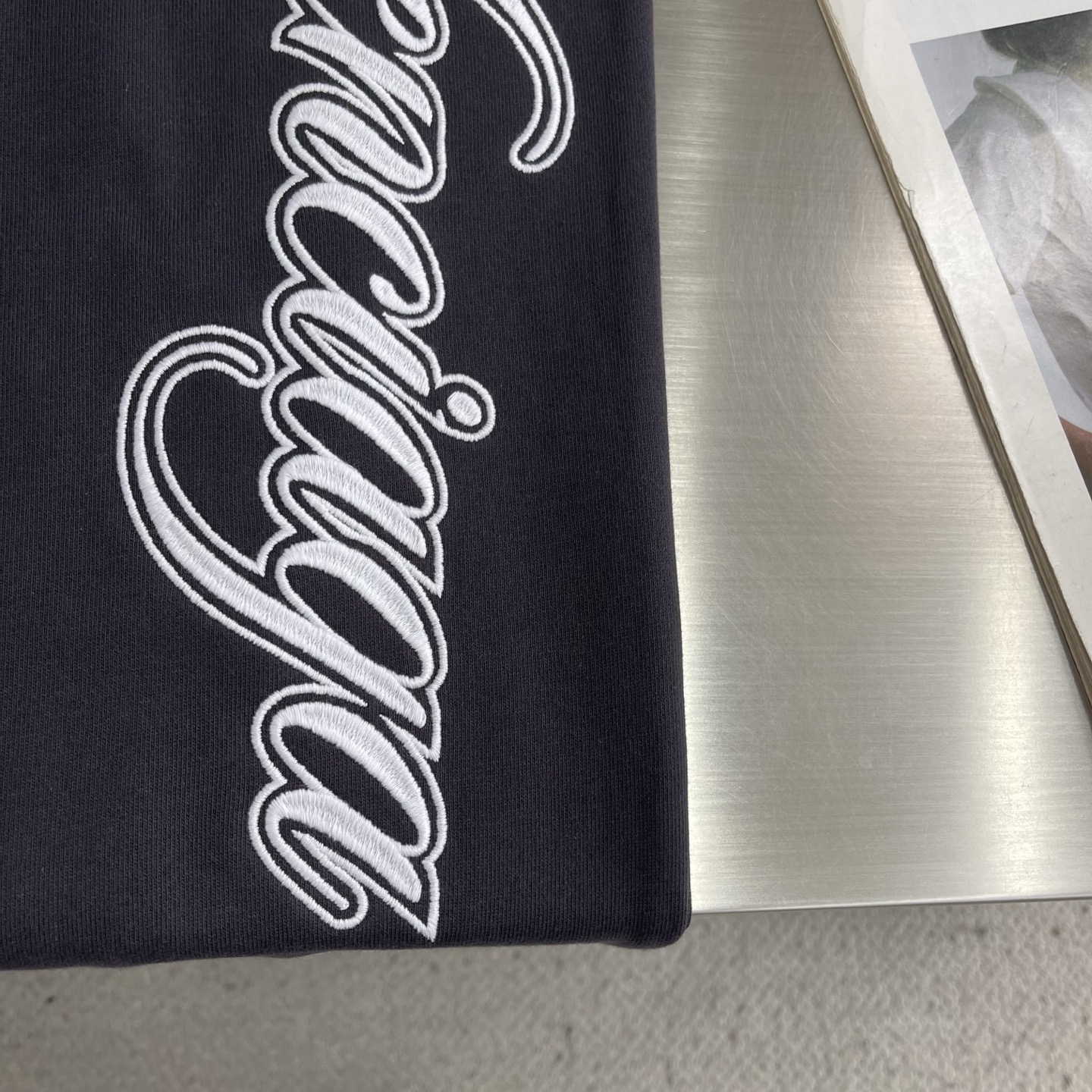 -Balenciag cursive 刺绣长裤 定制重磅云柔棉 质感卓越 舒适贴肤 以复古而奢华的炭墨洗