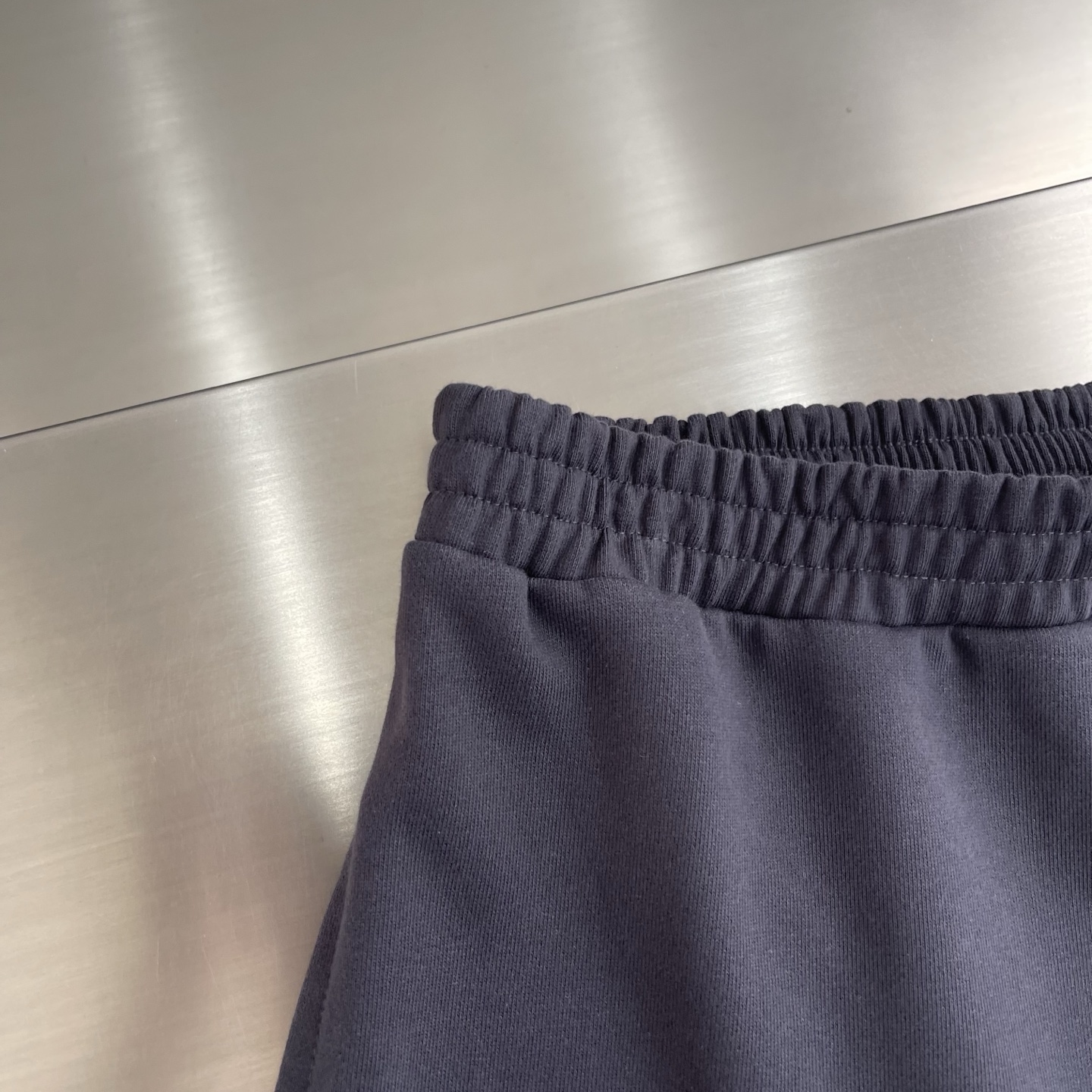 -Balenciag cursive 刺绣长裤 定制重磅云柔棉 质感卓越 舒适贴肤 以复古而奢华的炭墨洗