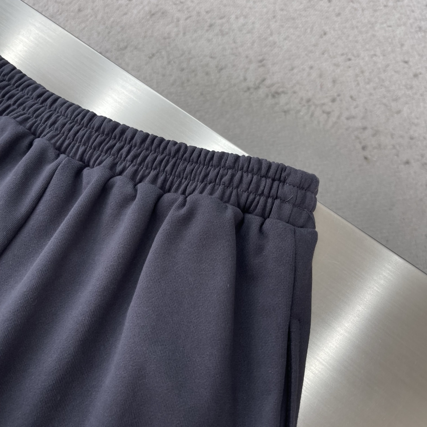 -Balenciag cursive 刺绣长裤 定制重磅云柔棉 质感卓越 舒适贴肤 以复古而奢华的炭墨洗