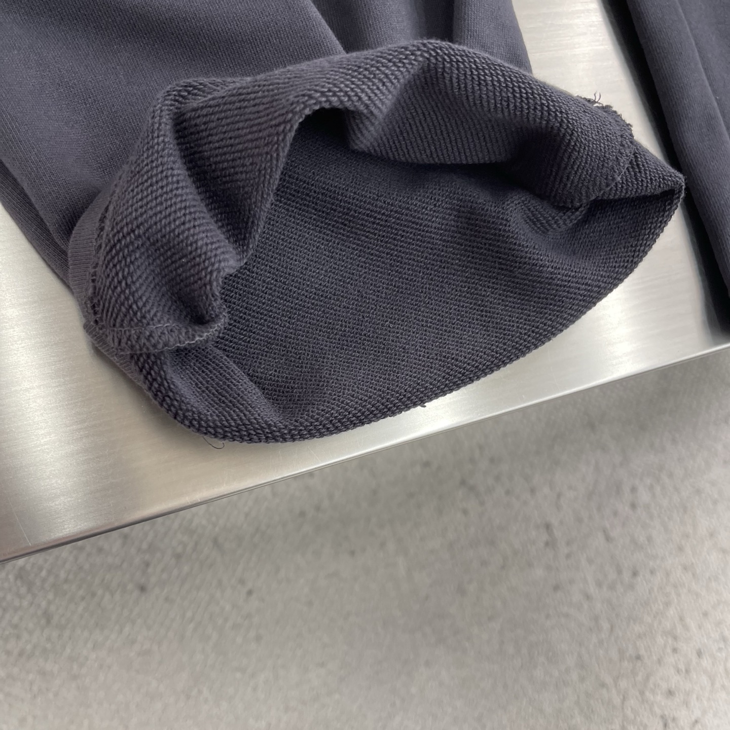 -Balenciag cursive 刺绣长裤 定制重磅云柔棉 质感卓越 舒适贴肤 以复古而奢华的炭墨洗