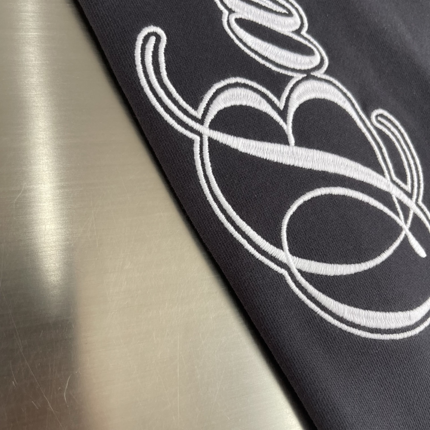 -Balenciag cursive 刺绣长裤 定制重磅云柔棉 质感卓越 舒适贴肤 以复古而奢华的炭墨洗