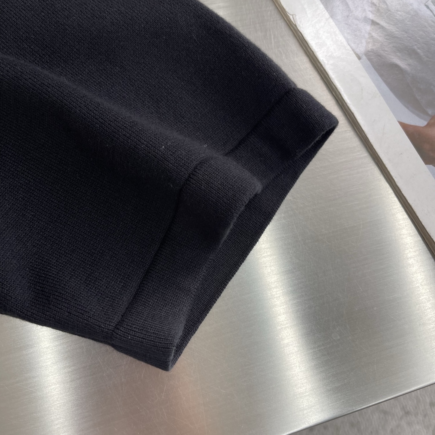 -驴牌 26新款 T 恤取材素雅棉质针织，以莹泽 Monogram 锦纶嵌饰点亮胸前贴袋和后颈半月形饰片