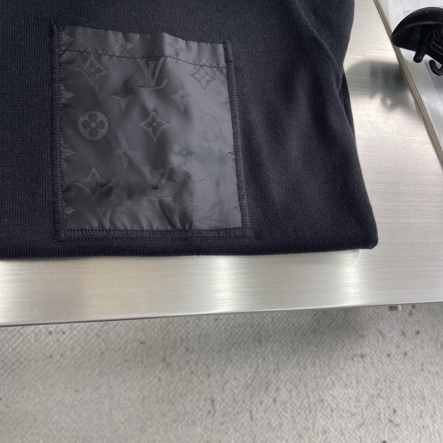 -驴牌 26新款 T 恤取材素雅棉质针织，以莹泽 Monogram 锦纶嵌饰点亮胸前贴袋和后颈半月形饰片