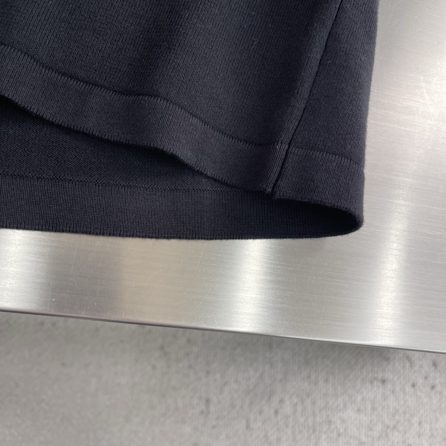 -驴牌 26新款 T 恤取材素雅棉质针织，以莹泽 Monogram 锦纶嵌饰点亮胸前贴袋和后颈半月形饰片