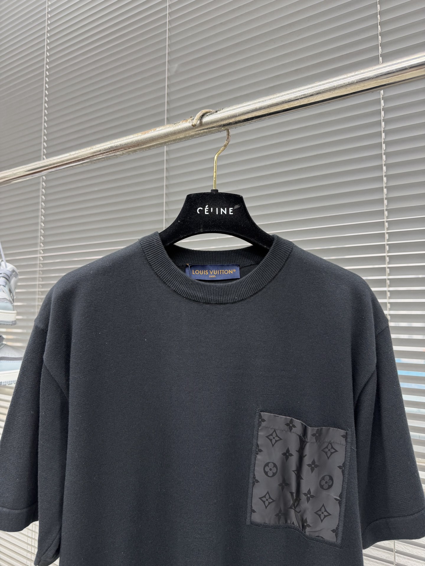 -驴牌 26新款 T 恤取材素雅棉质针织，以莹泽 Monogram 锦纶嵌饰点亮胸前贴袋和后颈半月形饰片