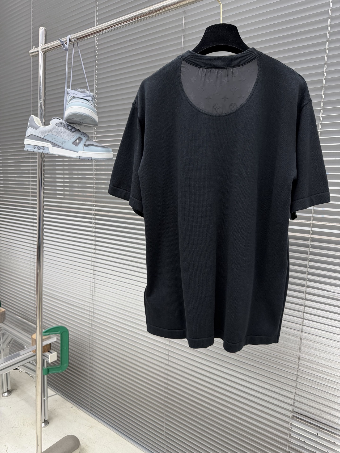 -驴牌 26新款 T 恤取材素雅棉质针织，以莹泽 Monogram 锦纶嵌饰点亮胸前贴袋和后颈半月形饰片