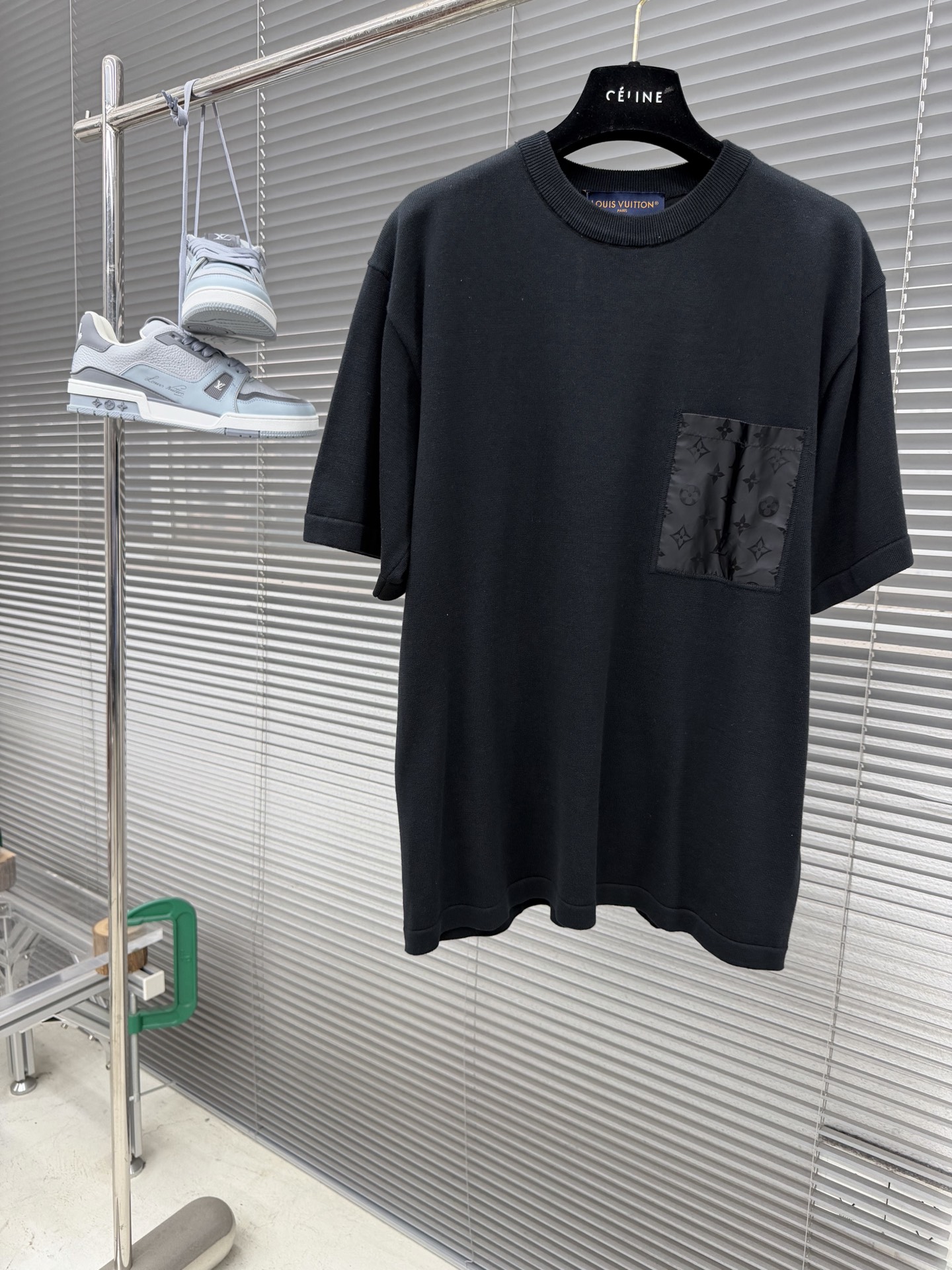 -驴牌 26新款 T 恤取材素雅棉质针织，以莹泽 Monogram 锦纶嵌饰点亮胸前贴袋和后颈半月形饰片