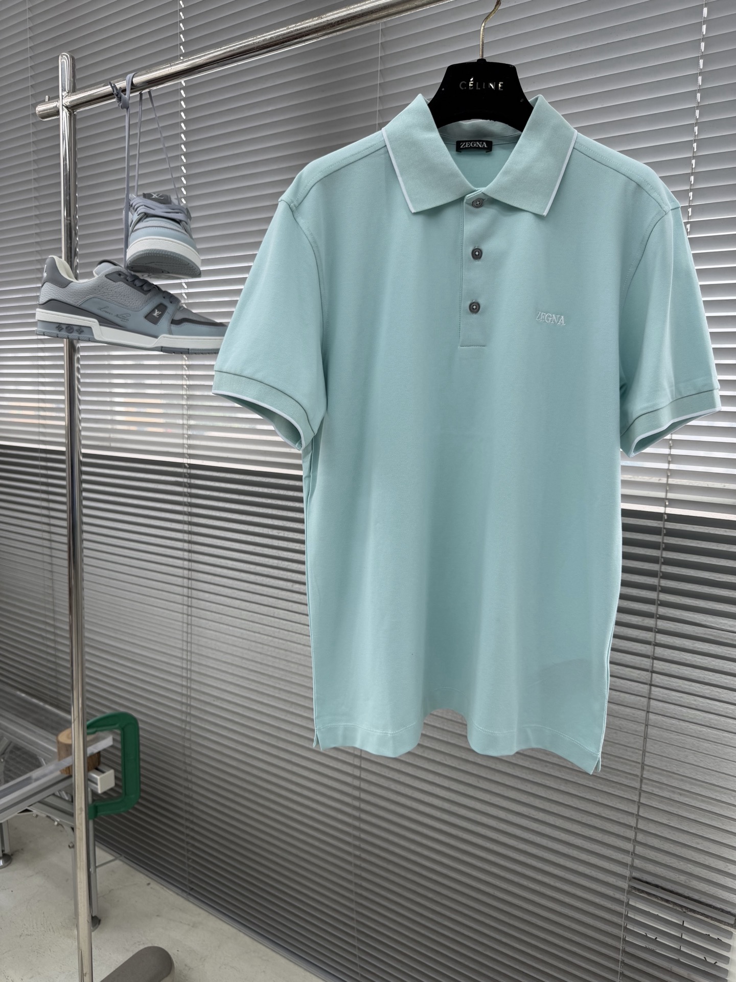 -Z zegn 纯色简约字母Polo衫，夏日男士穿搭灵感浅蓝Polo衫，简约利落，商务休闲两相宜；亮橙色