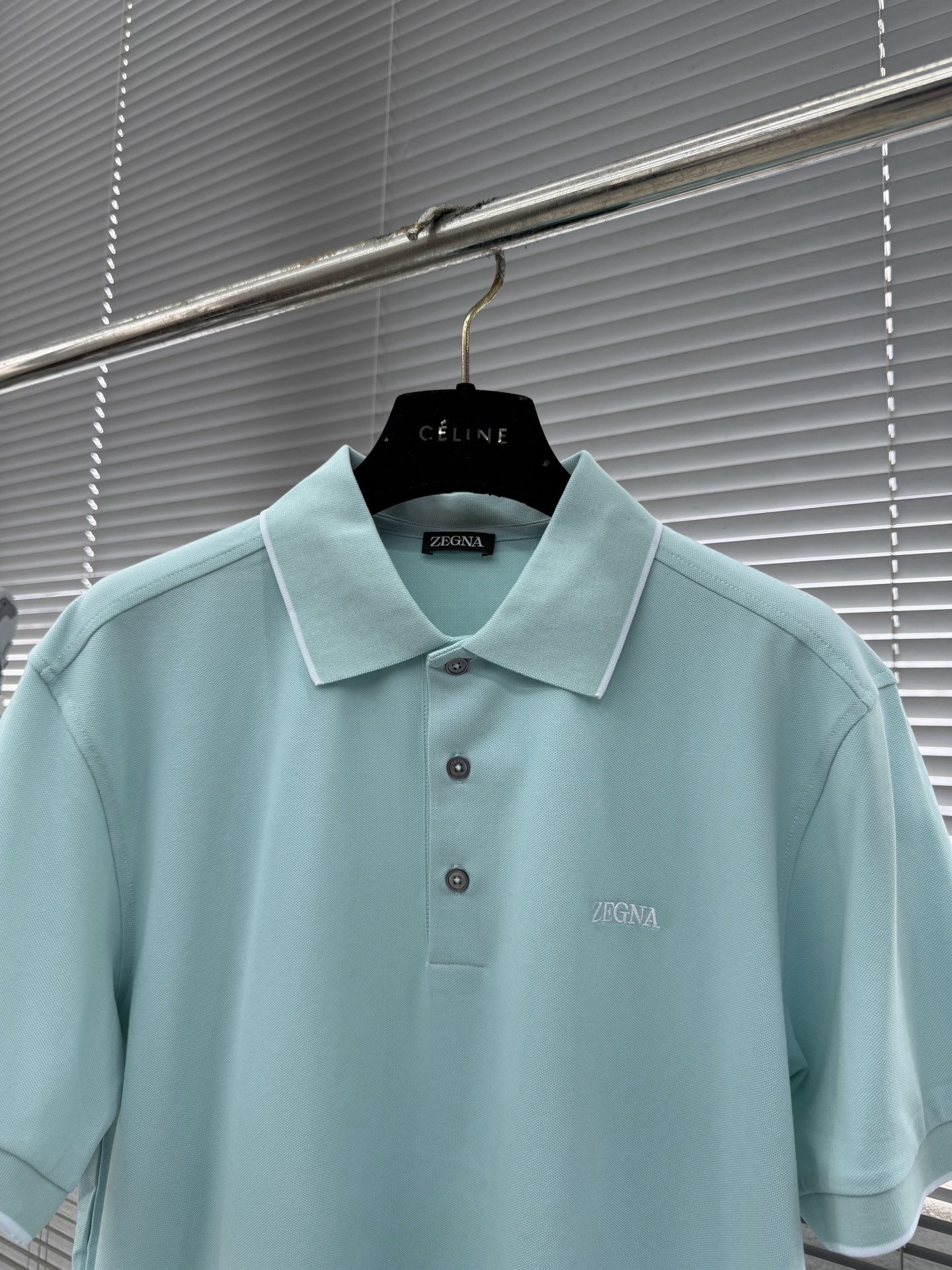 -Z zegn 纯色简约字母Polo衫，夏日男士穿搭灵感浅蓝Polo衫，简约利落，商务休闲两相宜；亮橙色