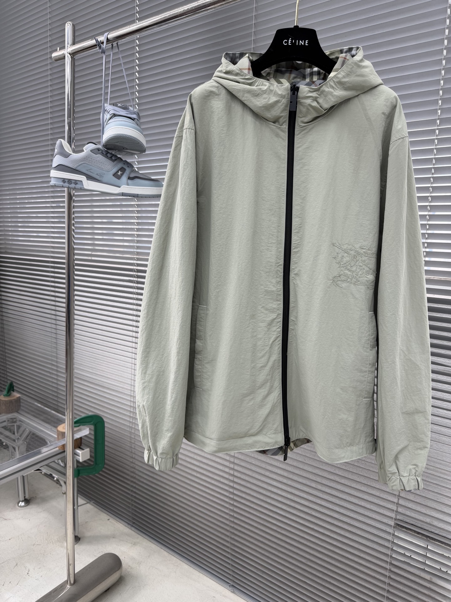 -BBR 26ss新款轻盈外套，选用斜纹面料打造。搭配抽绳连帽，呈现宽松版型。双面两穿款式，一面装饰 B