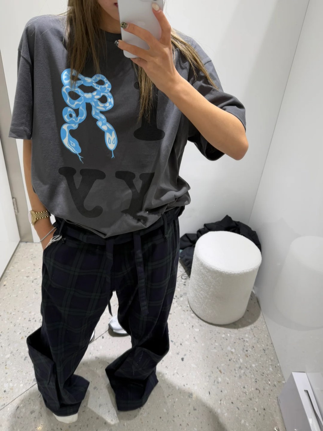 NO:310193,Dark gray T-shirt background, embellished with a clever match between contrasting blue snake and bow, tees, t-shirt, alexander wang19860909深灰色T恤底色,点缀着撞色小蓝蛇与蝴蝶结的巧妙搭配,,tees，t-shirt,alexander wang,Women's clothing
