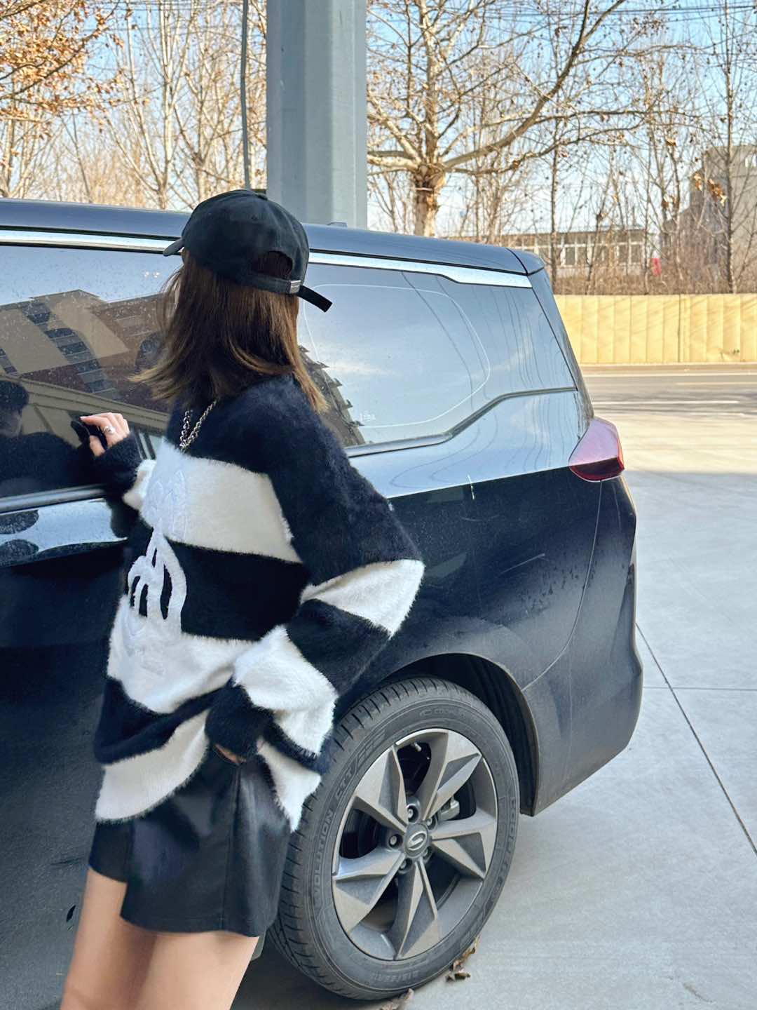 NO:298408,Let the casual and lazy outfits become vivid in an instant. The delicate knitting process creates a soft and glutinous touch, making people love it., alexander wang19860909让休闲慵懒的穿搭瞬间生动起来.细腻的针织工艺,打造出软软糯糯的触感,让人爱不释手.,,alexander wang,Women's clothing