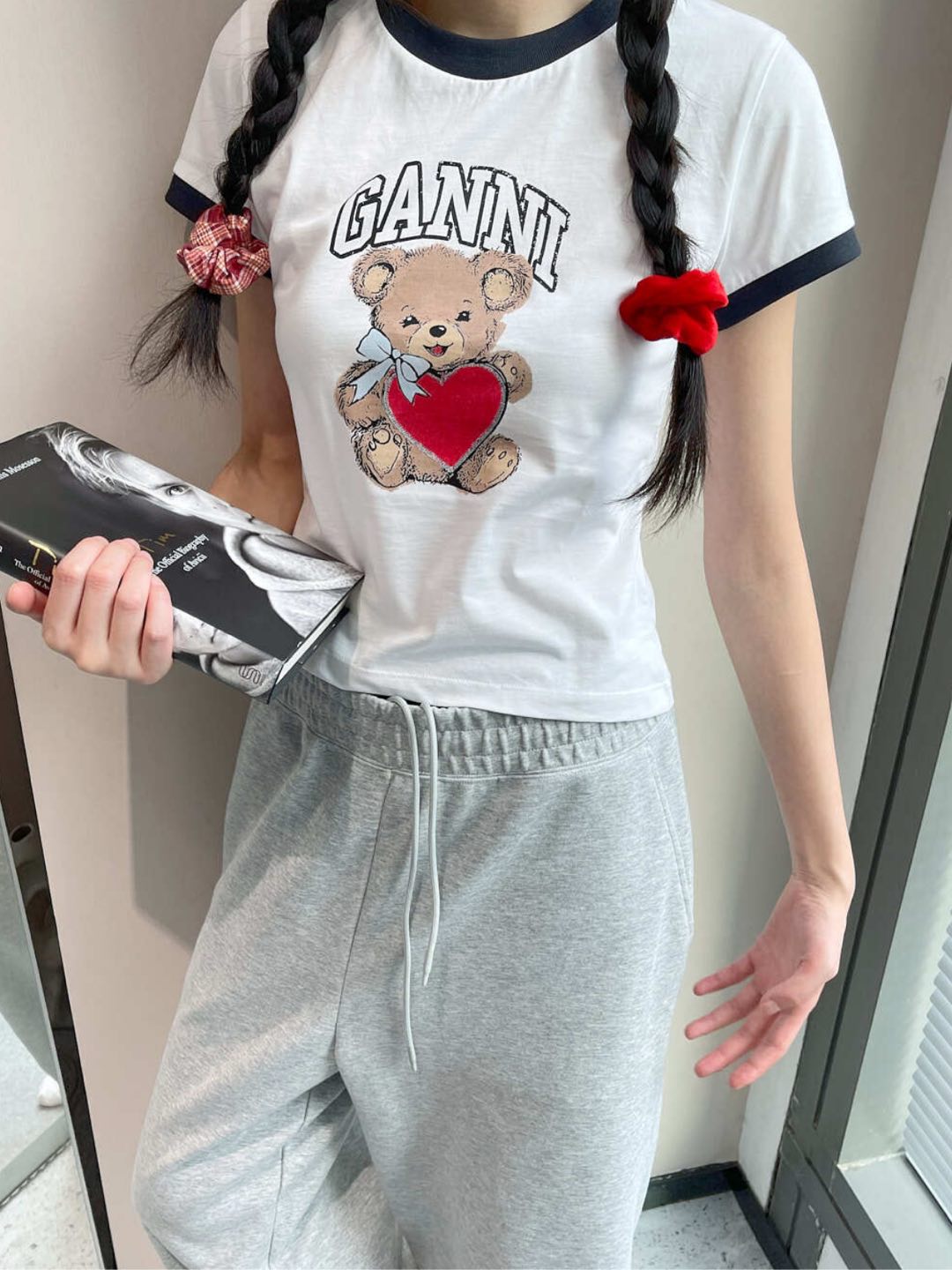 NO:324956,Ganni's brand's cute bear white short-sleeved T-shirt waist-closing style shows feminine charm, T-shirt, tees, t-shirt, alexander wang19860909Ganni品牌推出的呆萌小熊白色短袖T恤收腰版型展现女性魅力,,T-shirt,tees，t-shirt,alexander wang,Women's clothing
