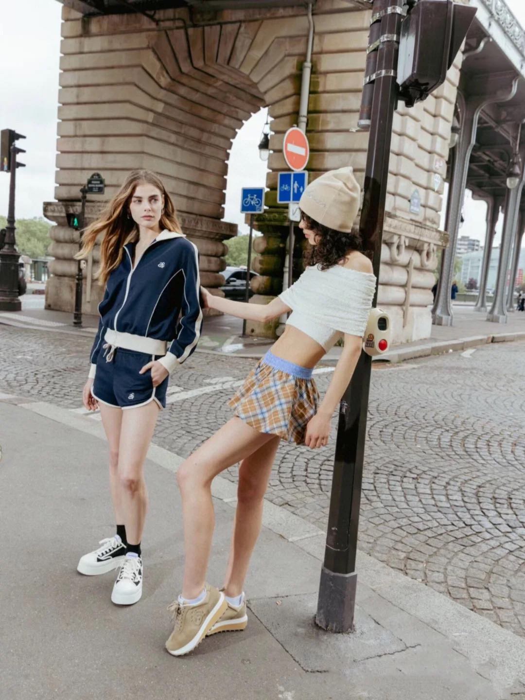 NO:314033,Retro simple long-sleeved zipper top, contrasting color set lapel zipper design, convenient inner wear, showing fashionable style.,,alexander wang19860909复古简约长袖拉链上衣,撞色套装翻领拉链设计,便利内搭,展露时尚风采.,,alexander wang,Women's clothing