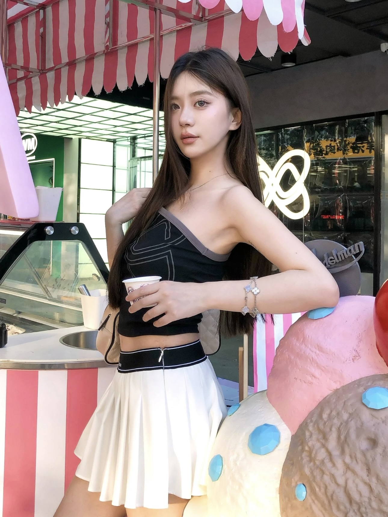 NO:431532,This pleated short skirt is so practical!  The spliced ​​elastic waist design is super considerate, you don’t have to worry about size at all, and the logo is just right and won’t be too ostentatious. The zipper design on the side is very convenient to put on and take off, so you no longer have to worry about the embarrassment of the skirt being stuck.,, skirts, alexander wang19860909这条百褶短裙也太实穿了吧！拼接的弹性腰头设计超级贴心,完全不用担心尺码问题,logo的位置也恰到好处不会太张扬～侧边的拉链设计穿脱特别方便,再也不用担心裙子卡住的尴尬了.,,skirts,alexander wang,Women's clothing