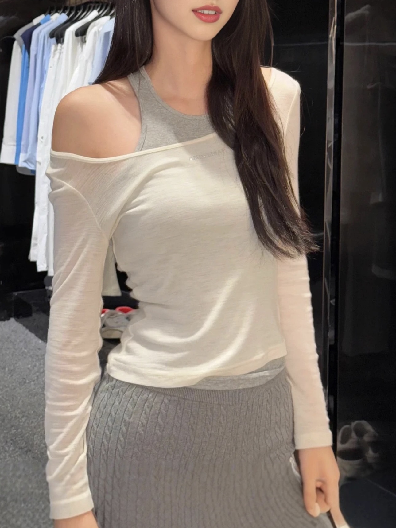 NO:533894,The fabric is soft and skin-friendly, comfortable and close to the body. The slim tailoring can well outline the body shape and show the beauty of curves.,,alexander wang19860909面料柔软亲肤,穿着舒适又贴身.修身的剪裁能很好勾勒身形,展现曲线美.,,alexander wang,Women's clothing