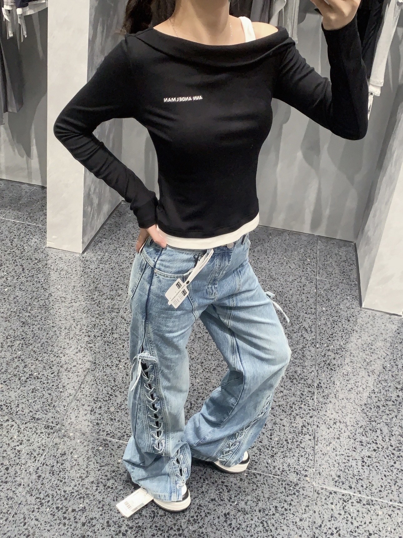 NO:533901,The off-shoulder design is very ingenious, which can naturally reveal the beautiful collarbone lines and easily create a small and sexy atmosphere.,,alexander wang19860909斜肩设计很有巧思,能自然露出好看的锁骨线条,轻松营造出小性感的氛围.,,alexander wang,Women's clothing