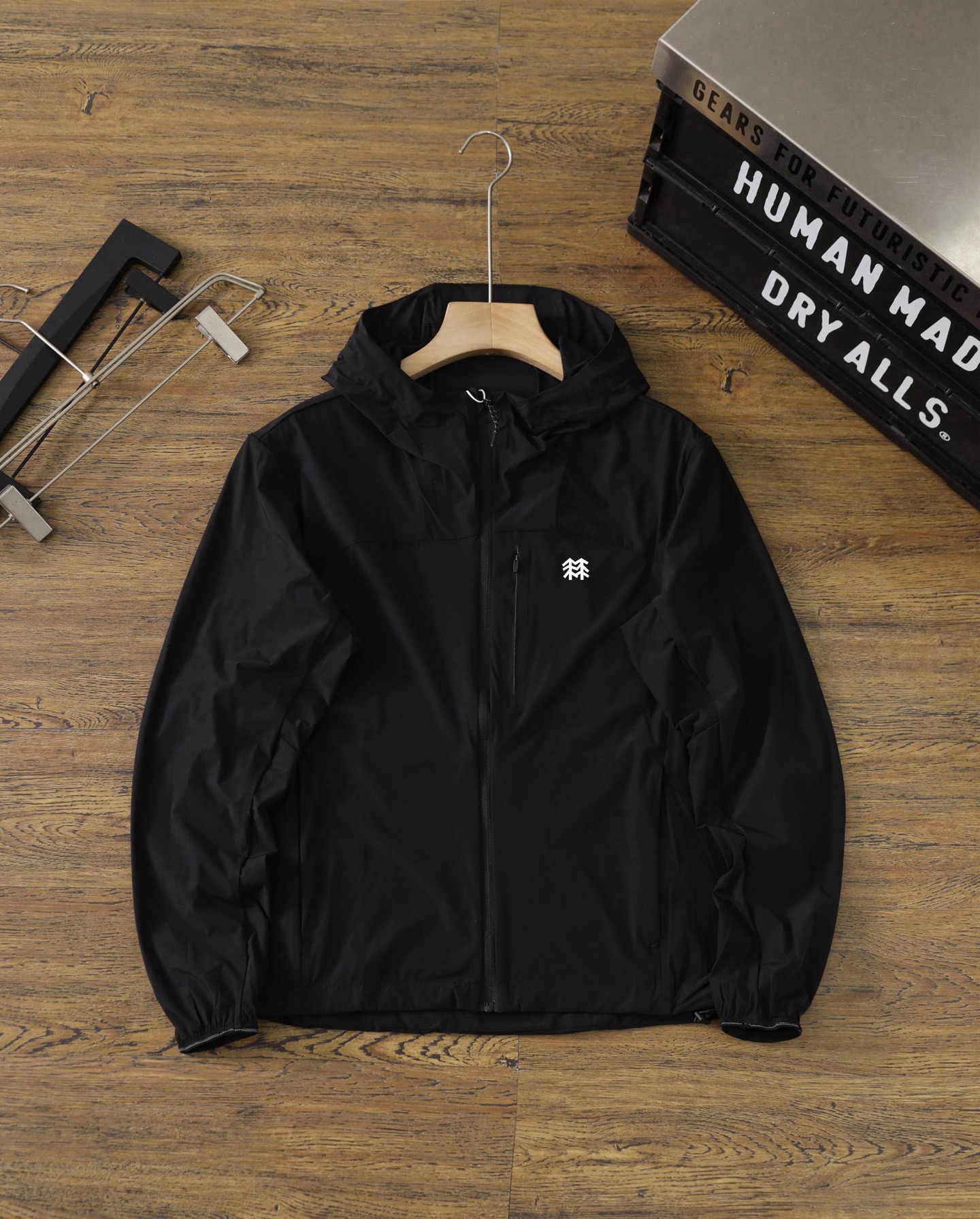 🛒购物价: 💰150
💥 KOLON SPORT可隆防晒衣男士WINDFORCE夹克防泼水透湿UPF115+防晒衣
户外情侣款休闲衣防风夹克春夏轻薄徒步防晒皮肤衣外套连帽!!⚠️领口呼吸空设计!!
采用轻薄弹力面料的皮肤衣具有防风,防泼水,科技运动感十足袖口、下摆、门襟、帽檐使用弹力包边,让穿着更加舒适便利。
首先,这款防晒衣的颜值简直爆表啦!
简约而不失时尚感,无论是搭配T恤还是牛仔裤,都能轻松hold住!
而且,它的防晒效果也是一流的!
采用先进的防晒科技,能够有效阻挡紫外线的侵害, 让你在夏日里也能保持白皙的肌肤哦!!
当然啦,透气性也是非常重要的。
这款晒衣采用轻薄的面料,穿起来轻盈舒适,完全不会感到闷热。
即使出汗,也能迅速排湿,保持干爽!
最后,我要说的是,这款防晒衣真的超级百搭!无论是去海边度假,还是去爬山徒步, 它都是你的最佳拍档!
好啦,是不是已经心动了呢? 快来入手一件吧,让你的夏日更加清凉时尚!!
颜色:黑色,白灰
尺码:M-4XL............................
