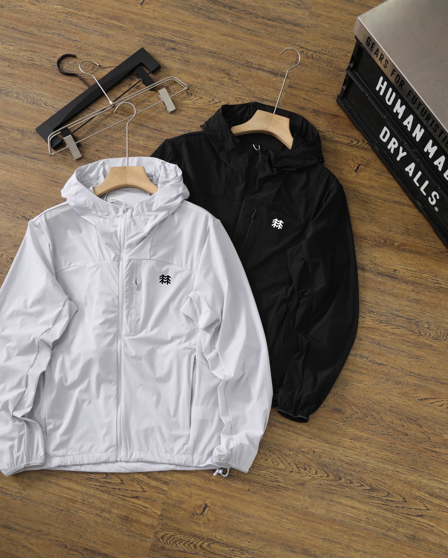 🛒购物价: 💰150
💥 KOLON SPORT可隆防晒衣男士WINDFORCE夹克防泼水透湿UPF115+防晒衣
户外情侣款休闲衣防风夹克春夏轻薄徒步防晒皮肤衣外套连帽!!⚠️领口呼吸空设计!!
采用轻薄弹力面料的皮肤衣具有防风,防泼水,科技运动感十足袖口、下摆、门襟、帽檐使用弹力包边,让穿着更加舒适便利。
首先,这款防晒衣的颜值简直爆表啦!
简约而不失时尚感,无论是搭配T恤还是牛仔裤,都能轻松hold住!
而且,它的防晒效果也是一流的!
采用先进的防晒科技,能够有效阻挡紫外线的侵害, 让你在夏日里也能保持白皙的肌肤哦!!
当然啦,透气性也是非常重要的。
这款晒衣采用轻薄的面料,穿起来轻盈舒适,完全不会感到闷热。
即使出汗,也能迅速排湿,保持干爽!
最后,我要说的是,这款防晒衣真的超级百搭!无论是去海边度假,还是去爬山徒步, 它都是你的最佳拍档!
好啦,是不是已经心动了呢? 快来入手一件吧,让你的夏日更加清凉时尚!!
颜色:黑色,白灰
尺码:M-4XL............................