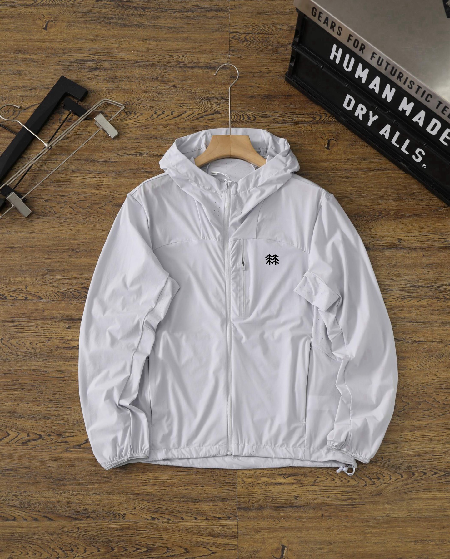🛒购物价: 💰150
💥 KOLON SPORT可隆防晒衣男士WINDFORCE夹克防泼水透湿UPF115+防晒衣
户外情侣款休闲衣防风夹克春夏轻薄徒步防晒皮肤衣外套连帽!!⚠️领口呼吸空设计!!
采用轻薄弹力面料的皮肤衣具有防风,防泼水,科技运动感十足袖口、下摆、门襟、帽檐使用弹力包边,让穿着更加舒适便利。
首先,这款防晒衣的颜值简直爆表啦!
简约而不失时尚感,无论是搭配T恤还是牛仔裤,都能轻松hold住!
而且,它的防晒效果也是一流的!
采用先进的防晒科技,能够有效阻挡紫外线的侵害, 让你在夏日里也能保持白皙的肌肤哦!!
当然啦,透气性也是非常重要的。
这款晒衣采用轻薄的面料,穿起来轻盈舒适,完全不会感到闷热。
即使出汗,也能迅速排湿,保持干爽!
最后,我要说的是,这款防晒衣真的超级百搭!无论是去海边度假,还是去爬山徒步, 它都是你的最佳拍档!
好啦,是不是已经心动了呢? 快来入手一件吧,让你的夏日更加清凉时尚!!
颜色:黑色,白灰
尺码:M-4XL............................