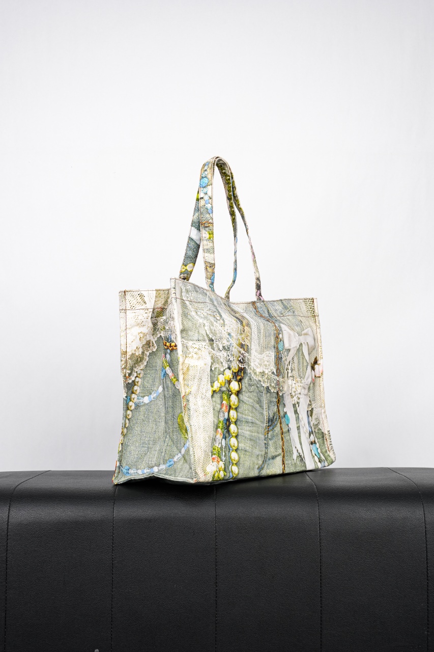 250 As 25 蕾丝珍珠印花牛仔托特包 采用高密双股纱线织造 克重达420g/㎡ 表面呈现粗粝斜纹肌理-Chinese UA Cheap High Quatity Brand Clothes Bags handbags Sneakers wholesale wholesaler seller from China Factory suppliers Fashion Clothing Shoes best Quality Beautiful Price 250 As 25 蕾丝珍珠印花牛仔托特包 采用高密双股纱线织造 克重达420g/㎡ 表面呈现粗粝斜纹肌理