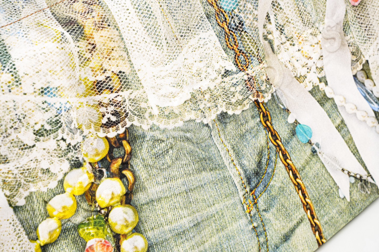 250 As 25 蕾丝珍珠印花牛仔托特包 采用高密双股纱线织造 克重达420g/㎡ 表面呈现粗粝斜纹肌理-Chinese UA Cheap High Quatity Brand Clothes Bags handbags Sneakers wholesale wholesaler seller from China Factory suppliers Fashion Clothing Shoes best Quality Beautiful Price 250 As 25 蕾丝珍珠印花牛仔托特包 采用高密双股纱线织造 克重达420g/㎡ 表面呈现粗粝斜纹肌理