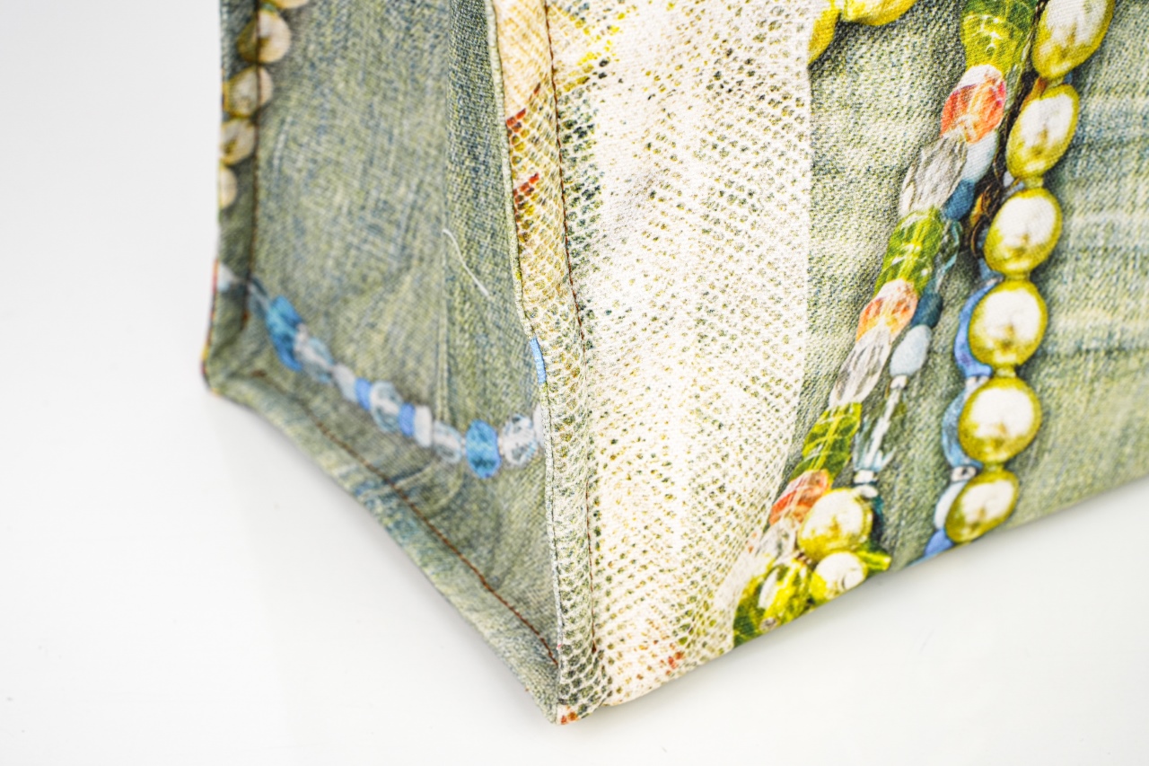 250 As 25 蕾丝珍珠印花牛仔托特包 采用高密双股纱线织造 克重达420g/㎡ 表面呈现粗粝斜纹肌理-Chinese UA Cheap High Quatity Brand Clothes Bags handbags Sneakers wholesale wholesaler seller from China Factory suppliers Fashion Clothing Shoes best Quality Beautiful Price 250 As 25 蕾丝珍珠印花牛仔托特包 采用高密双股纱线织造 克重达420g/㎡ 表面呈现粗粝斜纹肌理