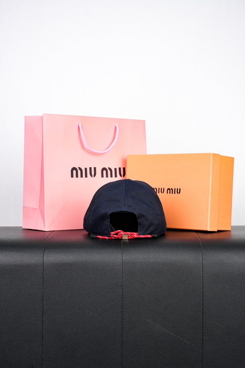 140 miumiu 鸭舌帽 全棉材质可调节 适合头围56-61cm 难怪富家千金少爷最爱 6k一个的棒球帽